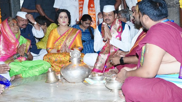 Devendra Fadnavis in Pandharpur Temple