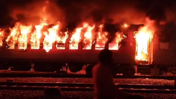 Fire breaks out in New Delhi-Darbhanga Clone Express train in Etawah Fire breaks out in New Delhi-Darbhanga Clone Express train in Etawah