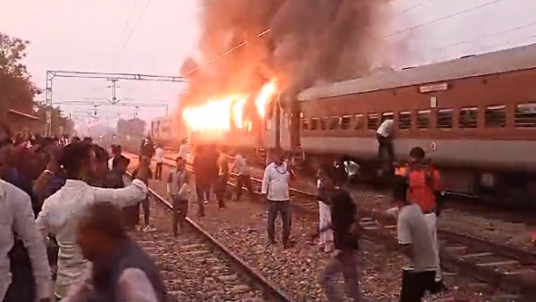 Fire breaks out in New Delhi-Darbhanga Clone Express train in Etawah Fire breaks out in New Delhi-Darbhanga Clone Express train in Etawah