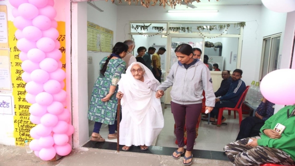 95 year old old woman Vidyawati cast her vote, woman came to vote on oxygen support
