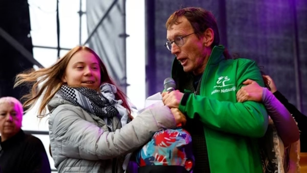 Man grabs mic from Greta Thunberg 