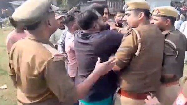 lathi charge on the crowd in Sampoornanagar of Lakhimpur Kheri