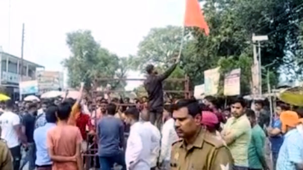 lathi charge on the crowd in Sampoornanagar of Lakhimpur Kheri