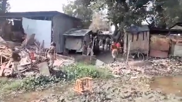 lathi charge on the crowd in Sampoornanagar of Lakhimpur Kheri