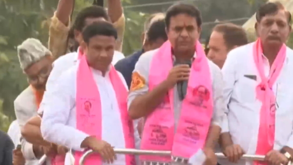 तेलंगाना: केटीआर ने की मेट्रो की सवारी, यात्रियों से की बात