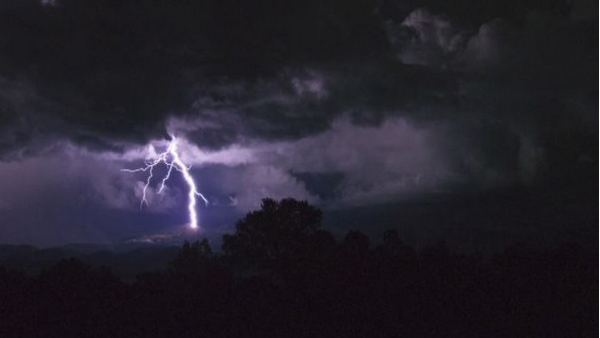 तमिलनाडु: बिजली गिरने से दो युवकों की मौत, 18 लोग घायल तमिलनाडु: बिजली गिरने से दो युवकों की मौत, 18 लोग घायल