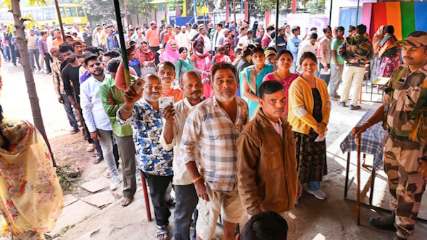 Madhya Pradesh: Stone pelting in Morena during voting, swords fired in Mhow 4 people injured