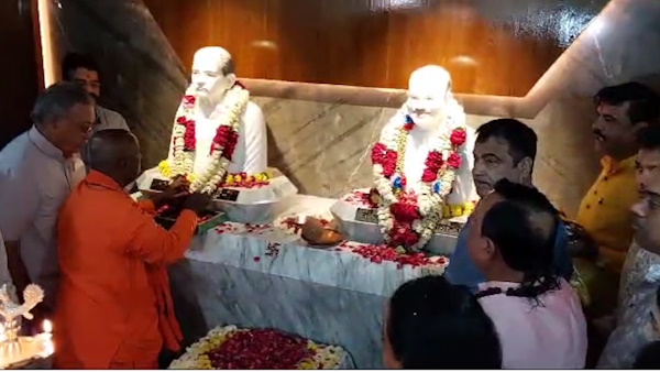 Jodhpur: Union Minister Nitin Gadkari unveiled the statue of Govardhan Parashar. Jodhpur: Union Minister Nitin Gadkari unveiled the statue of Govardhan Parashar.