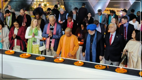dev-diwali-kashi-decorated-like-heaven-huge-crowd-gathered-on-the-ghats