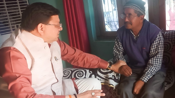 CM धामी ने टनल में फंसे मजदूर के परिजनों से भेंट की CM धामी ने टनल में फंसे मजदूर के परिजनों से भेंट की