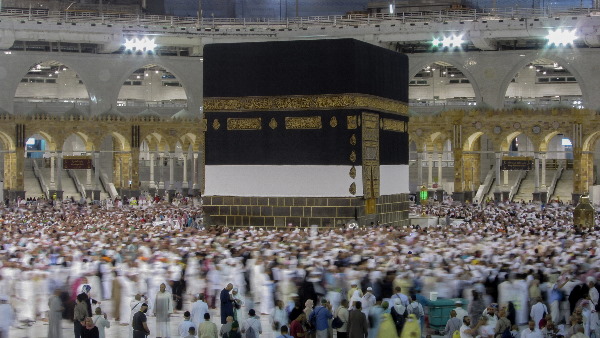 Saudi arab detains people praying for palestine.