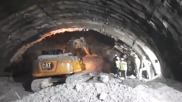 उत्तराखंड: सुरंग का एक हिस्सा गिरने से बड़ा हादसा