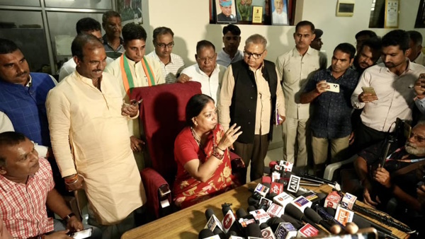 Vasundhara Raje Retire
