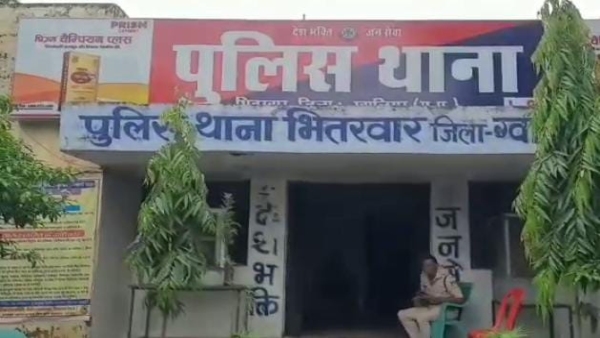 Luxury car full of money found in Bhitarwar, Gwalior police recovered Rs 18 lakh in cash