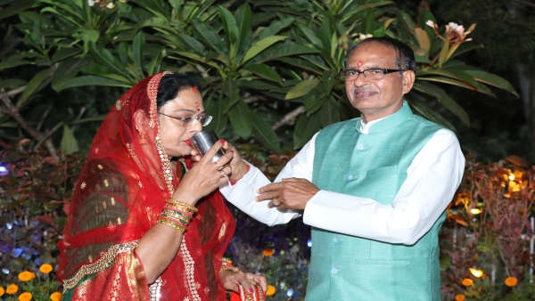CM Shivraj celebrated festival of Karva Chauth with full customs with his wife Sadhna Singh Chauhan.