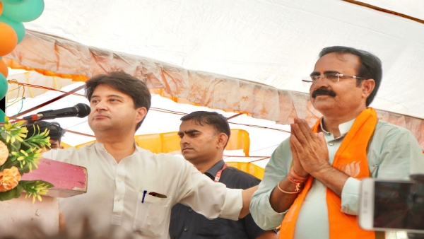 Jyotiraditya Scindia: Congress used to say sister the coffer is empty, BJP says it is yours. Jyotiraditya Scindia: Congress used to say sister the coffer is empty, BJP says it is yours.