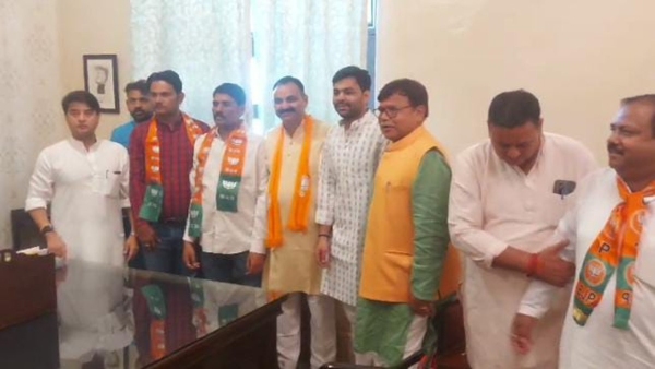 Before Amit Shahs arrival, Jyotiraditya Scindia gave membership to many Congress leaders.