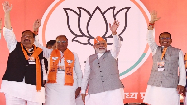 In Ratlam, Narendra Modi said that if Congress gets a chance, it will tear your clothes.