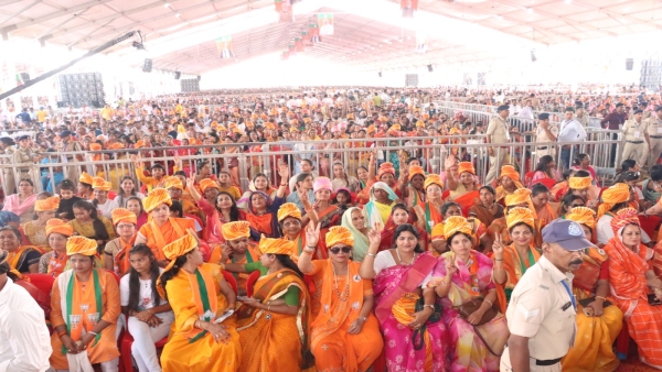 In Ratlam, Narendra Modi said that if Congress gets a chance, it will tear your clothes.