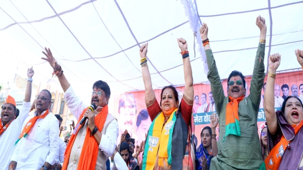 Kailash Vijayvargiya sought votes in Archana Chitnis in Burhanpur and Manju Dadu from Nepanagar