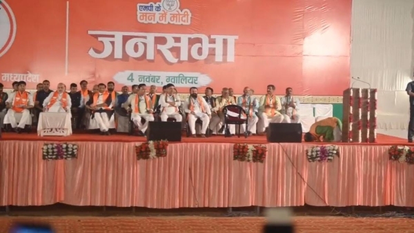 BJP candidate Pradyuman Singh Tomar lay down on stage started prostrating to welcome Amit Shah