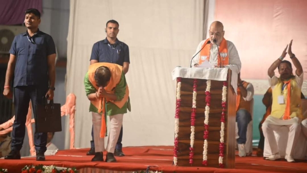 BJP candidate Pradyuman Singh Tomar lay down on stage started prostrating to welcome Amit Shah