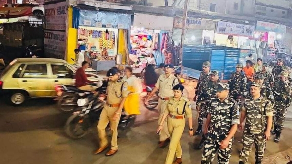 Clash between Zubair Maulana and Pappu Chatkas gang near New Market Brass Temple Clash between Zubair Maulana and Pappu Chatkas gang near New Market Brass Temple