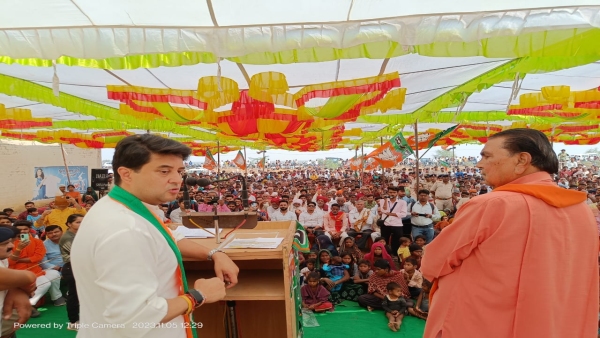 Jyotiraditya Scindia held public meeting for BJP candidate Babulal Mevra in Sheopur Vijaypur. Jyotiraditya Scindia held public meeting for BJP candidate Babulal Mevra in Sheopur Vijaypur.
