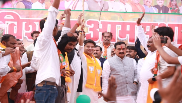 Jyotiraditya Scindia became emotional meeting Ladli Behna in Bhitarwar, Kamal Nath transfer industry