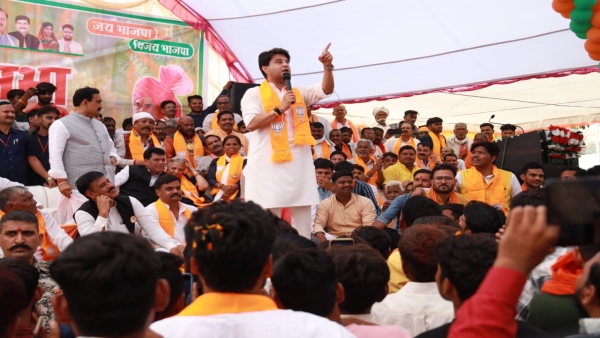 Jyotiraditya Scindia became emotional meeting Ladli Behna in Bhitarwar, Kamal Nath transfer industry