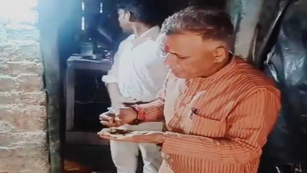 Minister Inder Singh Parmar asked for bread from the poor in Shujalpur and ate it, video goes viral