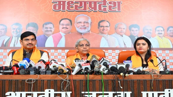 Nirmala Sitharaman fiercely targeted Congress Kamal Nath during her discussion with journalists.