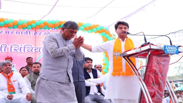 Jyotiraditya Scindia held a public meeting for BJP candidate Bahadur Singh Chauhan in Mahidpur.
