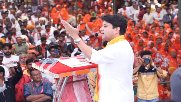 Jyotiraditya Scindia held a public meeting for BJP candidate Bahadur Singh Chauhan in Mahidpur.