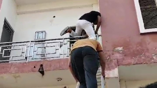 Fire broke out in house of BJP parshad Rekha Tripathi in DD Nagar Maharajpura area students rescued