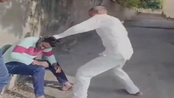 Voter beat up Sarpanch in Betul, was angry over deletion of voter list incident of buffalo slaughter