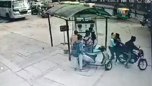 Bike riding miscreants abducted a girl in broad daylight from Chandravadani Naka intersection, CCTV Bike riding miscreants abducted a girl in broad daylight from Chandravadani Naka intersection, CCTV