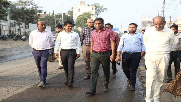 Collector Ashish Singh inspected Kolar Six Lane, capital biggest CC road project, troubled by dust