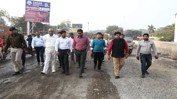 Collector Ashish Singh inspected Kolar Six Lane, capital biggest CC road project, troubled by dust