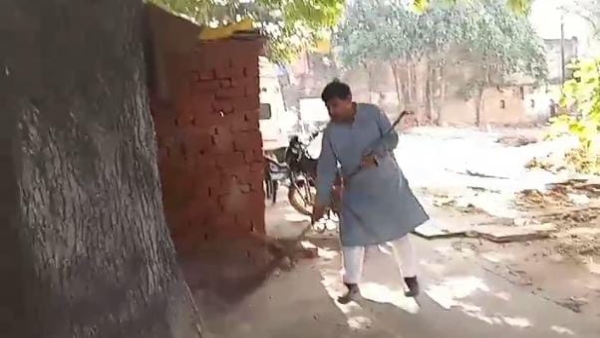 Energy Minister cleaned the toilet of Civil Hospital with his own hands, VIDEO surfaced