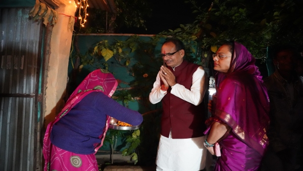 CM Shivraj and Sadhna Singh Chauhan reached house of Prem Bai, who gave the election ring in Budhni