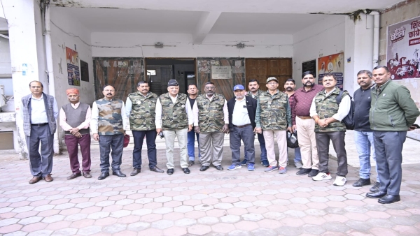 Patwari murdered by sand mafia, Congress Ex-Servicemen Department submits memorandum to Collector Patwari murdered by sand mafia, Congress Ex-Servicemen Department submits memorandum to Collector