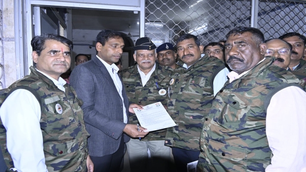 Patwari murdered by sand mafia, Congress Ex-Servicemen Department submits memorandum to Collector Patwari murdered by sand mafia, Congress Ex-Servicemen Department submits memorandum to Collector