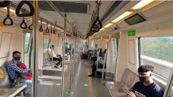Girl took boy photo in Delhi metro Girl took boy photo in Delhi metro
