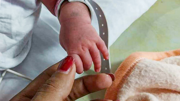 जन्म लेते ही बच्ची को अस्पताल के शौचालय के कचरे में फेंका