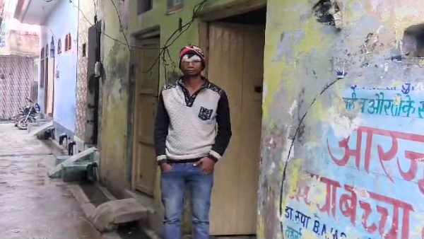 wife broke her husband eye for watching youtube on her mobile phone in Baghpat