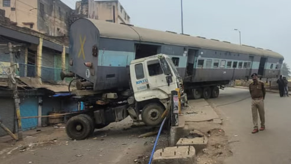 Lorry was carrying train bogie, driver lost control, people got scared, bhagalpur News in Hindi