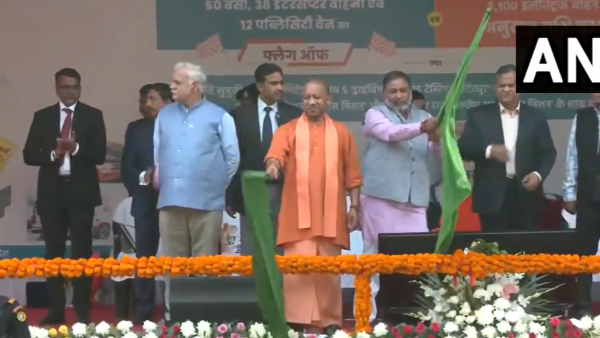 CM योगी ने 50 बसों को दिखाई हरी झंडी