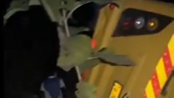 वलसाड में बड़ा हादसा, बस पलटने से कई यात्री घायल