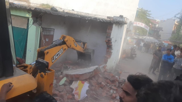 First bulldozer got done in Mohan Yadav government house of accused who attacked BJP leader demolished First bulldozer got done in Mohan Yadav government house of accused who attacked BJP leader demolished
